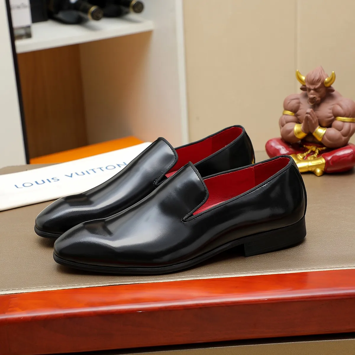 Men's shoes 💰580 💰 Louis Vuitton LV ® Autumn and Winter 🆕 models 🔛Full shoe counter First layer cowhide, 🐂Leather lined casual shoes for men, super soft outsole, essential for driving. Counter synchronization Original first layer cowhide Completely 1:1 mold customization 🌹Top version, 2 colors optional! Number: 38-45 (37.46. Customized)